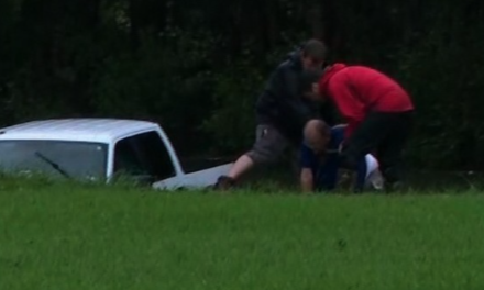 REPORTEROS RESCATAN A UN HOMBRE QUE CAYO EN ZANJA CON SU AUTOMOVIL