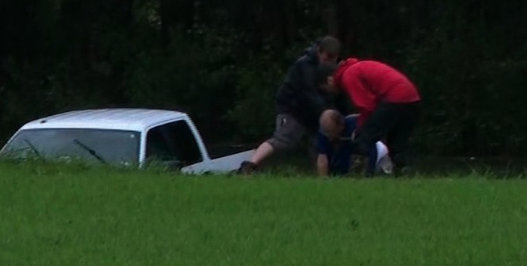 REPORTEROS RESCATAN A UN HOMBRE QUE CAYO EN ZANJA CON SU AUTOMOVIL