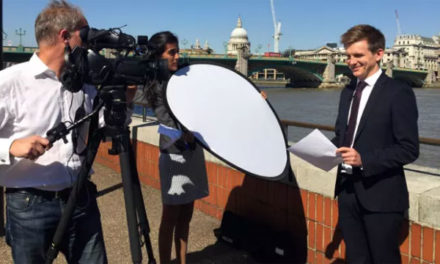 COCODRILO MATA A PERIODISTA BRITÁNICO