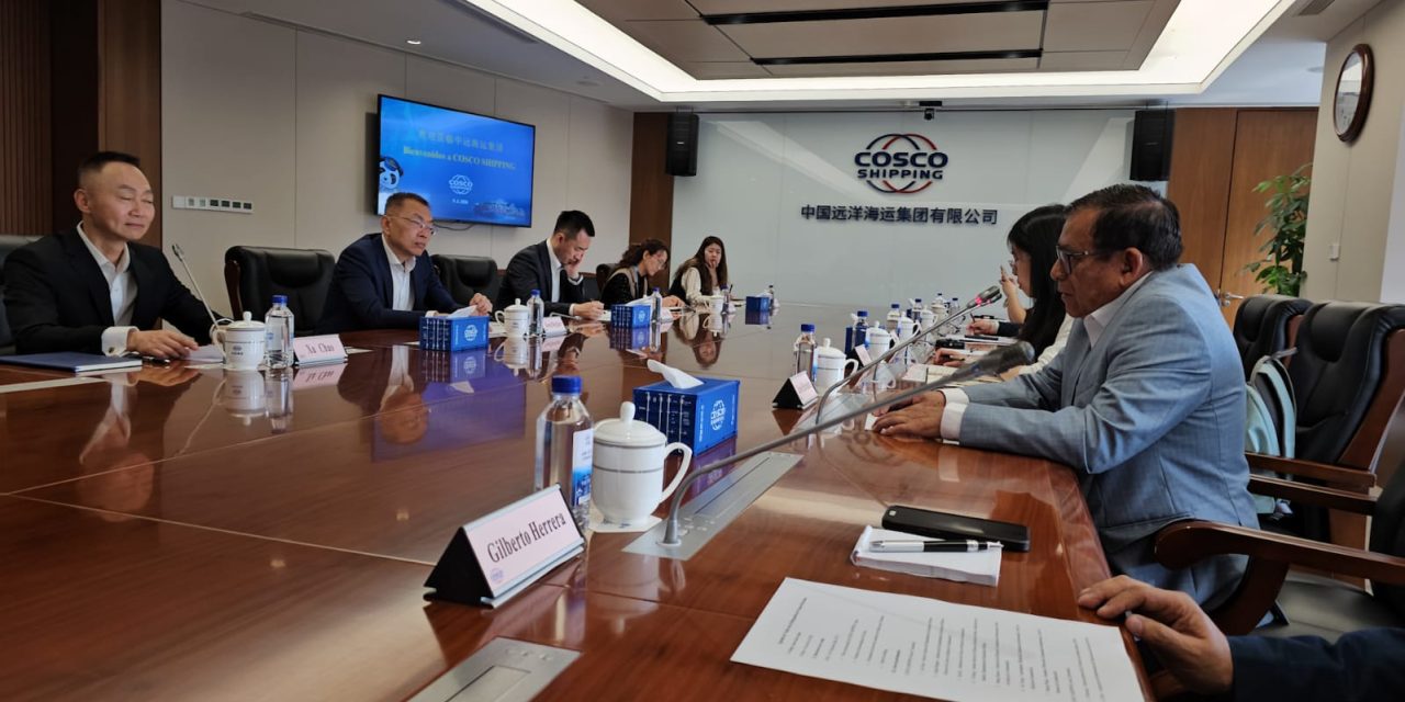 PERIODISTAS MEXICANOS VISITAN LA NAVIERA COSCO SHIPPING EN SHANGHÁI